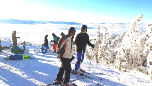 Moran and Kagan skiing