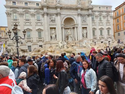 trevi crowd